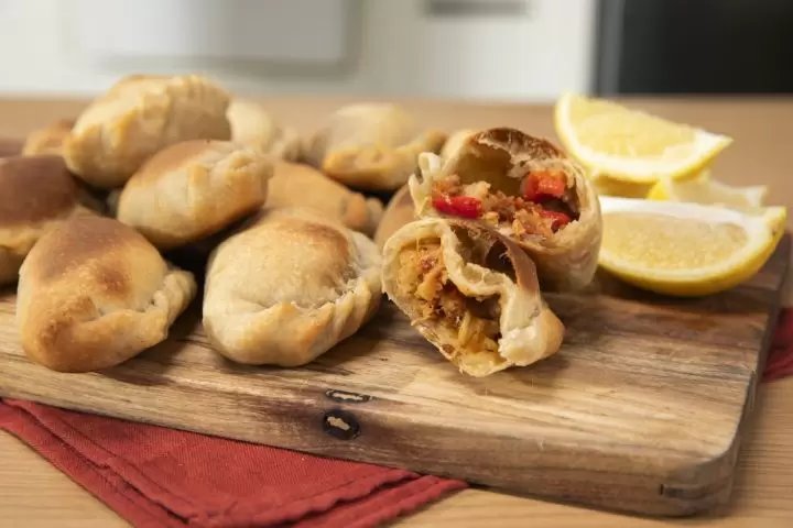 Empanada de chorizo y provoleta