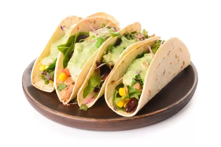 Taco olvidado de frijoles con mayonesa verde