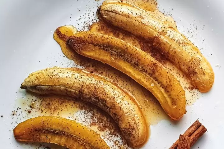 Plátano macho asado con chocolate, dulce de leche y nuez